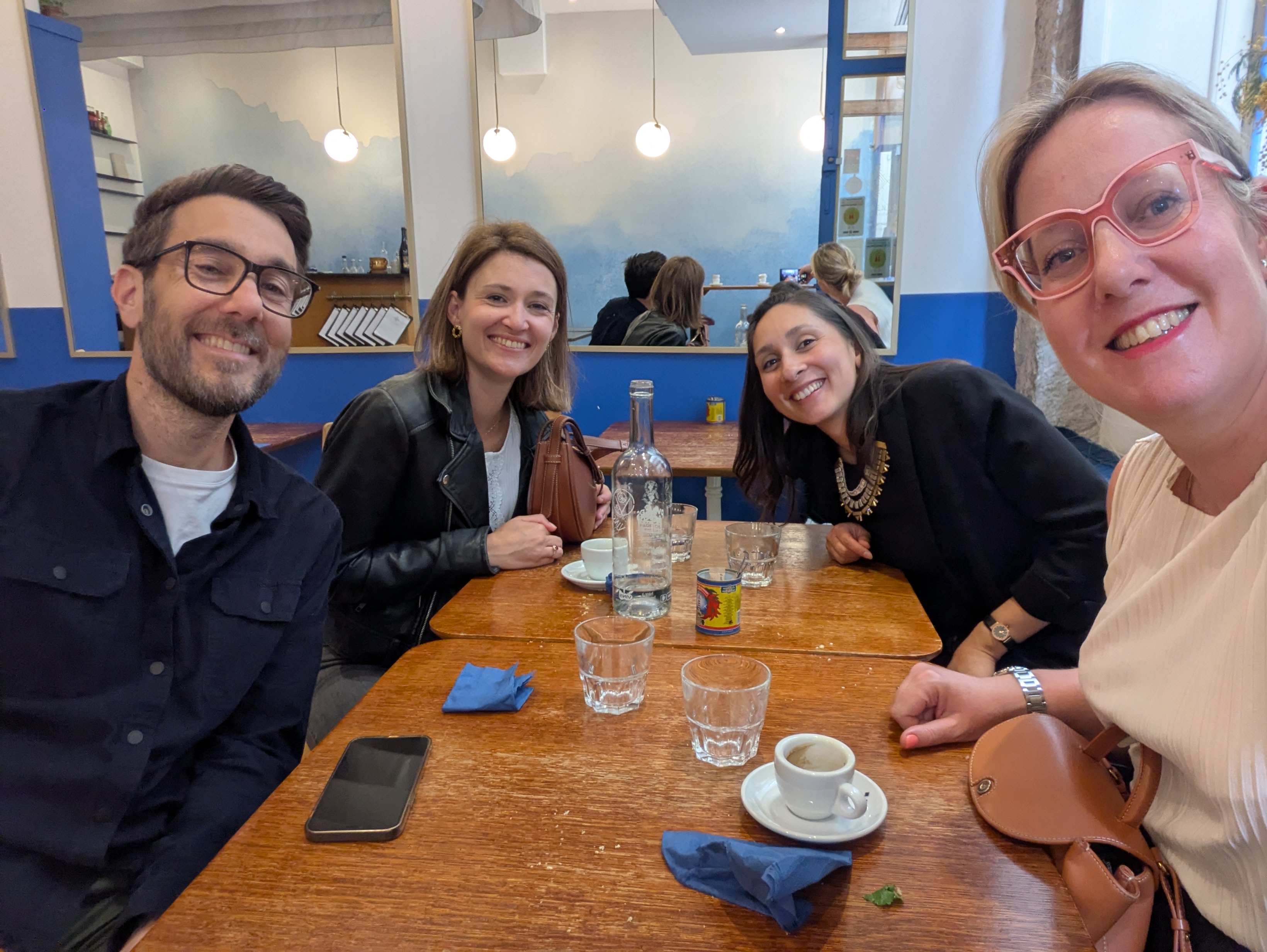 A lunch between professionals who look happy (and a bit surprised to be so).